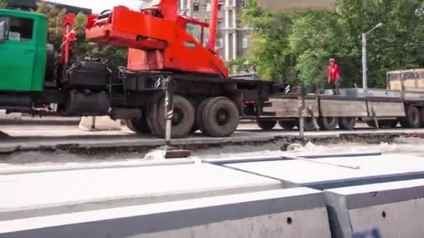 Místo výstavby silnic s tramvajovými kolejemi opravy a údržba timelapse hyperlapse. — Stock video