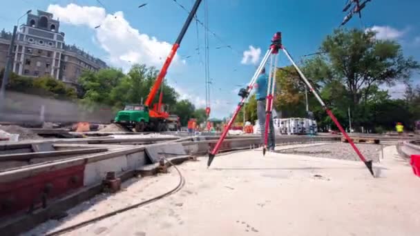 Дорожньо будівельний майданчик з ремонтом та обслуговуванням трамвайних колій . — стокове відео