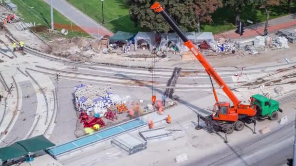 Construcción de carreteras con vías de tranvía reparación y mantenimiento timelapse aéreo. — Vídeos de Stock