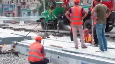 Tramvay rayları onarımı ve bakım zamanına sahip yol inşaatı.