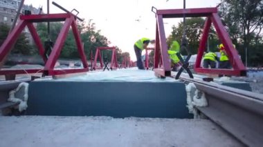 Tramvay rayları onarımı ve bakım zamanlaması yüksek hızda olan yol inşaatı.