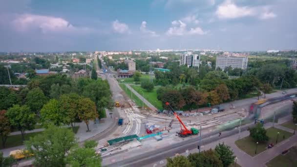 Site de construction de routes avec des voies de tramway réparation et entretien timelapse aérienne. — Video