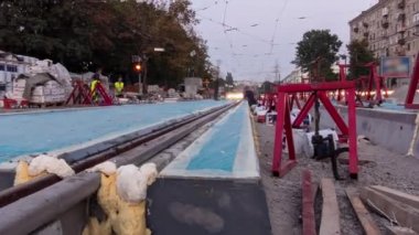 Tramvay rayları onarımı ve bakım zamanlaması yüksek hızda olan yol inşaatı.