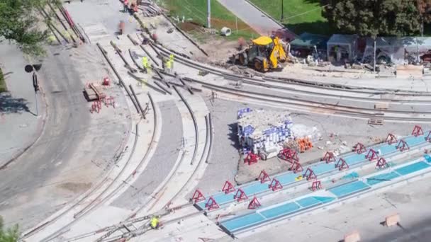 노면 전차 선로 수리 및 유지 시간 관리가 가능 한 도로 건설 현장. — 비디오