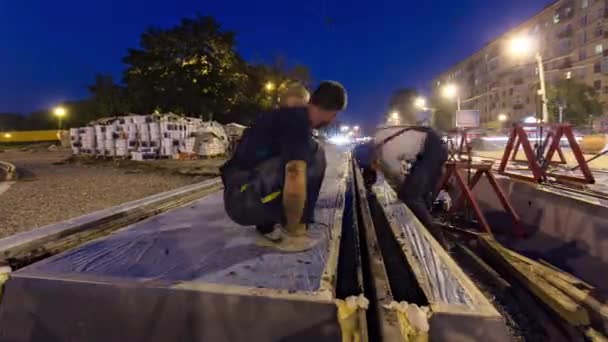 Wegenbouwplaats met tramsporen reparatie en onderhoud timelapse hyperlapse. — Stockvideo