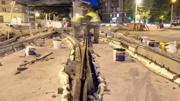 Wegenbouwplaats met tramsporen reparatie en onderhoud timelapse hyperlapse. — Stockvideo