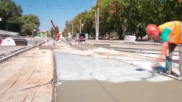 Участок дорожного строительства с ремонтом трамвайных путей и техническим обслуживанием. — стоковое видео