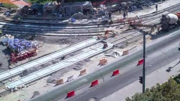 Site de construction de routes avec des voies de tramway réparation et entretien timelapse aérienne. — Video
