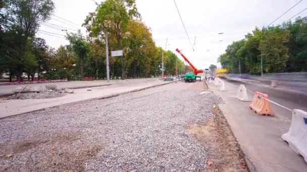 Sitio de construcción de carreteras con vías de tranvía de reparación y mantenimiento timelapse. — Vídeo de stock