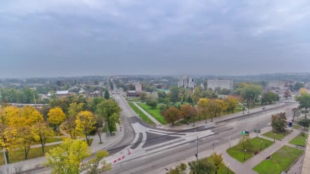 Carrefour routier avec voies de tramway reconstruites timelapse panoramique aérienne. — Video