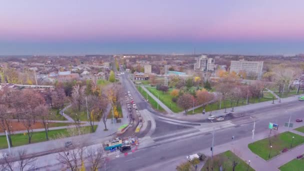 Vägkorsning med rekonstruerade spårvagnsspår antenn panorama dag till natt timelapse. — Stockvideo