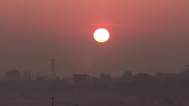 Nascer do sol na cidade com linha de transmissão de energia de alta tensão timelapse — Vídeo de Stock