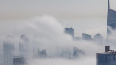 JLT bölgesindeki gökdelenler sisle kaplıydı..