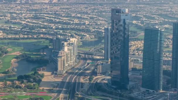 Gran cruce de caminos entre el distrito JLT y el puerto deportivo de Dubái intersecado por Sheikh Zayed Road timelapse aéreo. — Vídeo de stock