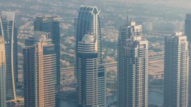 Şeyh Zayed Yolu yakınlarındaki JLT gökdelenleri. Arkalarında konut binaları ve villalar