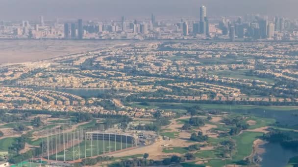 Vista aérea para Campo de golfe com gramado verde e lagos, moradias e casas por trás timelapse. — Vídeo de Stock