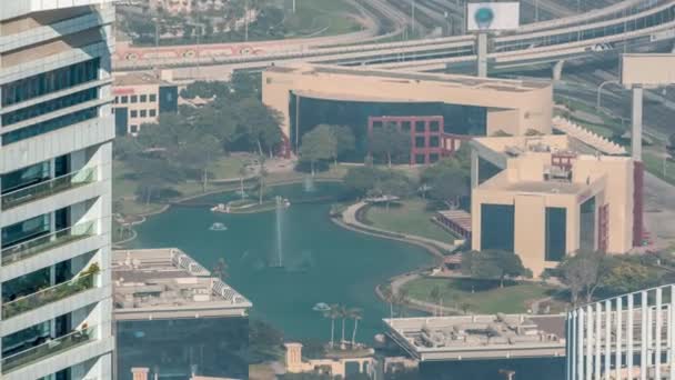 Luftaufnahme von Dubai Internet City Lake und Gebäude Zeitraffer — Stockvideo