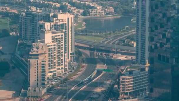 Großer Kreuzungspunkt zwischen JLT-Distrikt und Dubai Marina im Zeitraffer der Sheikh Zayed Road. — Stockvideo
