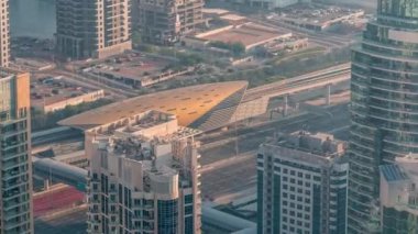 Dubai 'nin geleceğe dönük binaları metro istasyonu ve Dubai Marina yakınlarında lüks gökdelenleri var.
