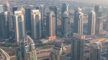 Şeyh Zayed Yolu yakınlarındaki JLT gökdelenleri. Arkalarında konut binaları ve villalar