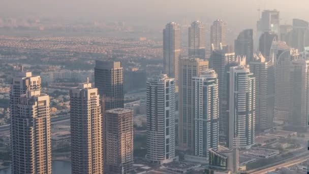 Ουρανοξύστες JLT κοντά Sheikh Zayed Road εναέρια timelapse. Κατοικίες κτίρια και βίλες πίσω — Αρχείο Βίντεο