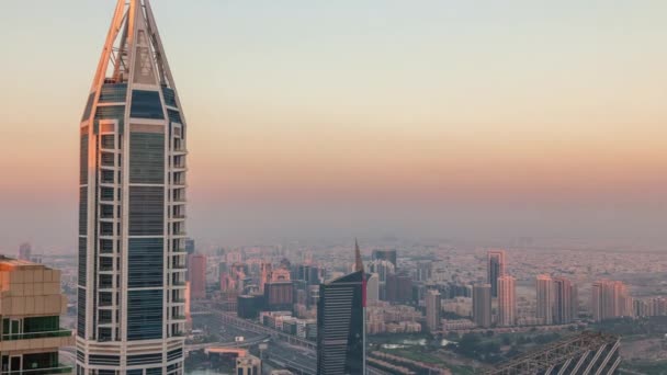 Вид Дубая с высоты птичьего полета и озеленение района — стоковое видео