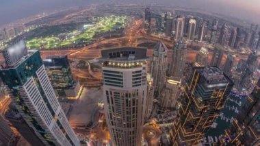 Dubai Marina Panoraması 'nda JLT gökdelenleri ve golf sahası günden geceye zaman çizelgesi, Dubai, Birleşik Arap Emirlikleri.