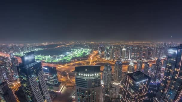 Panorama der Marina von Dubai mit JLT-Wolkenkratzern und Golfplatz im Zeitraffer, Dubai, Vereinigte Arabische Emirate. — Stockvideo