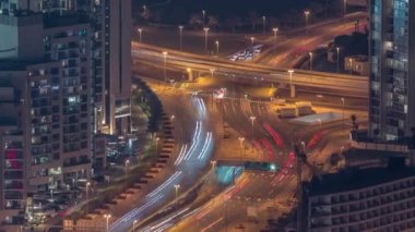JLT ve Dubai Marina arasındaki kavşak Sheikh Zayed Yolu 'nun kesiştiği yer..
