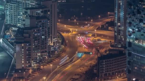 Gran cruce de caminos entre el distrito JLT y el puerto deportivo de Dubai intersecado por Sheikh Zayed Road timelapse noche aérea. — Vídeo de stock