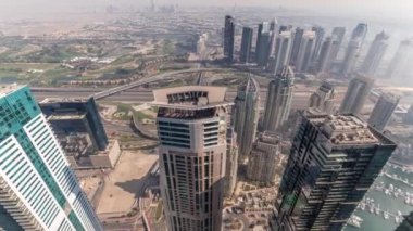 JLT bölgesindeki gökdelenler sisle kaplıydı..