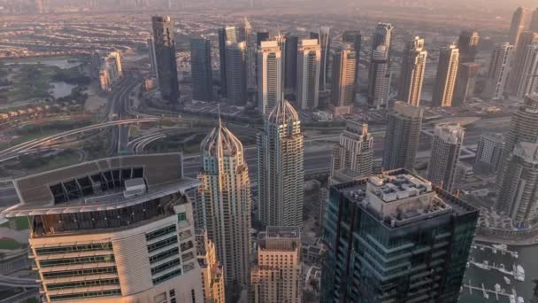 Panorama di Dubai Marina con grattacieli JLT e timelapse campo da golf, Dubai, Emirati Arabi Uniti. — Video Stock