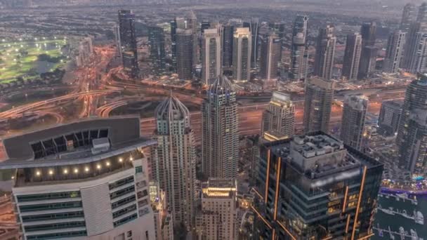 Panorama de Dubai Marina con rascacielos JLT y campo de golf día a noche timelapse, Dubai, Emiratos Árabes Unidos. — Vídeo de stock