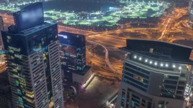 Golf Kulübü, oteller ve yerleşim alanları ile hava çizgisi Dubai 'deki çölde gece zaman çizelgesi, BAE, üst manzara