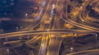 JLT ve Dubai Marina arasındaki kavşak Sheikh Zayed Yolu 'nun kesiştiği yer..