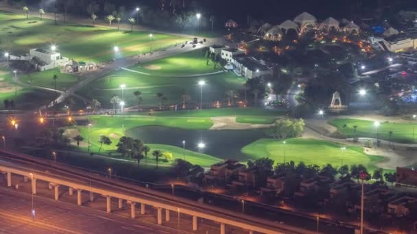 Flygfoto till Golfbana med grön gräsmatta och sjöar natt timelapse. — Stockvideo