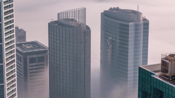 Rzadko wczesny poranek mgła zimowa nad panoramą Dubai Marina i drapacze chmur dachy lotnicze timelapse. — Wideo stockowe