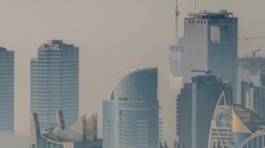 JLT gökdelenleri Sheikh Zayed Yolu yakınlarındaki sisle kaplı. Konut binaları