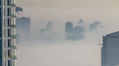 Dubai Havacılık, Al Barsha tepelerinde ve yeşilliklerde sisi gösteriyor.