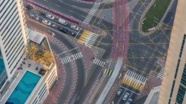 Büyük bir şehrin gökdelenleri arasındaki yol kesişiminin havadan görüntüsü.