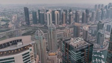 Dubai Marina Panorama 'sı JLT gökdelenleri ile gündüz gece zaman çizelgesi, Dubai, Birleşik Arap Emirlikleri.