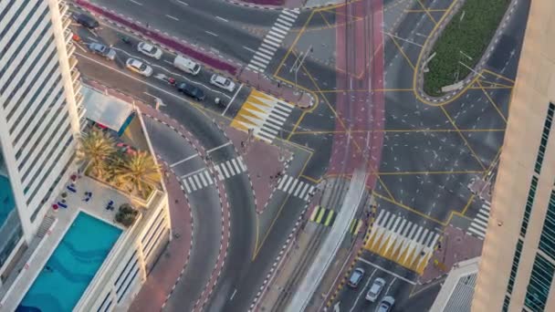 Luftaufnahme einer Straßenkreuzung zwischen Wolkenkratzern im Zeitraffer einer Großstadt. — Stockvideo