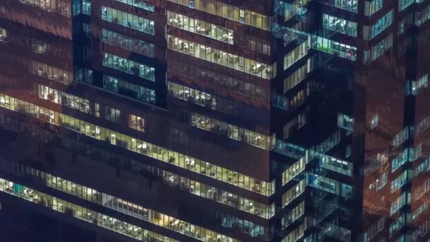 Ramen in kantoorgebouw exterieur in de late avond met interieur verlichting op timelapse — Stockvideo
