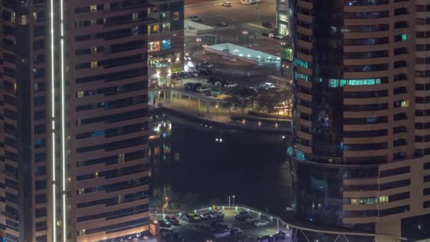 Parkir mobil untuk mobil ringan malam hari di daerah perumahan mewah Dubai, pemandangan udara dari atas. — Stok Video