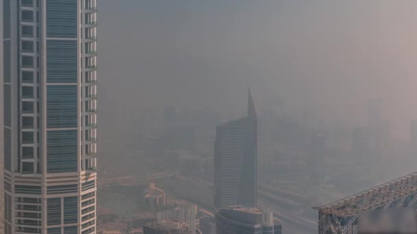 Dubai Widok z lotu ptaka pokazujący mgłę nad wysokością al barsha i zielenią obszar powiatu timelapse — Wideo stockowe