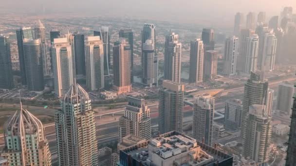 Grattacieli JLT vicino Sheikh Zayed Road timelapse aerea. Edifici residenziali e ville alle spalle — Video Stock