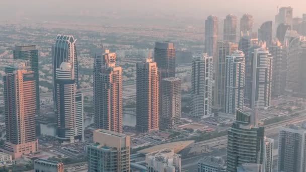 Rascacielos JLT cerca de Sheikh Zayed Road timelapse aéreo. Edificios residenciales y villas detrás — Vídeo de stock