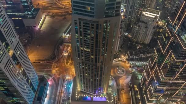 Vue aérienne d'une intersection routière entre des gratte-ciel dans une grande ville timelapse. — Video