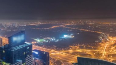 Golf Kulübü, oteller ve Dubai 'deki ıssız yerleşim alanları ile tüm gece gökyüzü, BAE, üst manzara.