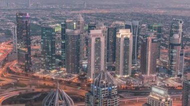 Şeyh Zayed Yolu yakınlarındaki JLT ve Dubai marina gökdelenlerinden gece saatlerine kadar. Konut binaları